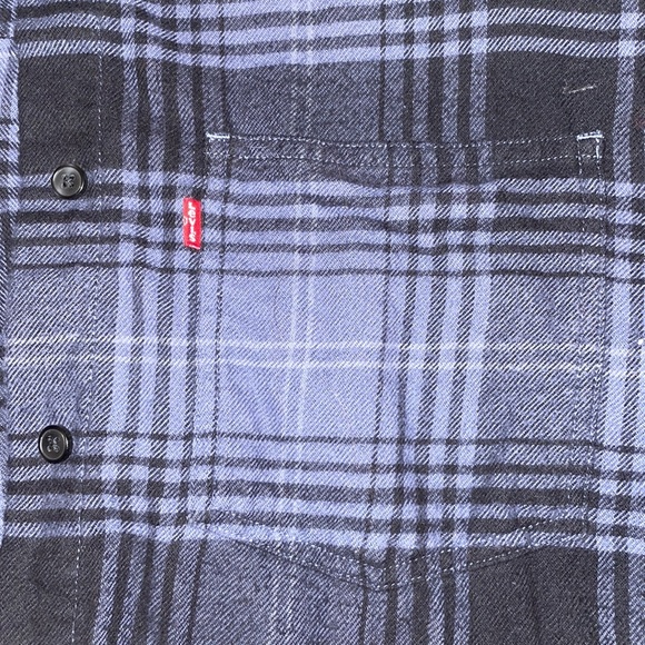 Levi’s Flannel Cropped Button Up - Picture 3 of 4